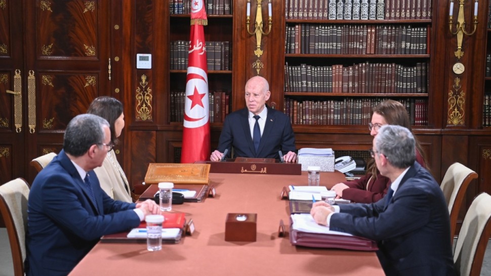 رئيس الجمهورية  يشرف على اجتماع وزاري للنظر في ملف الزيادة في الأجور